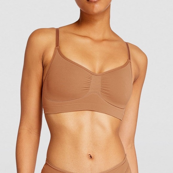 5. SKIMS Seamless Sculpt Bralette - Picture 3 of 16